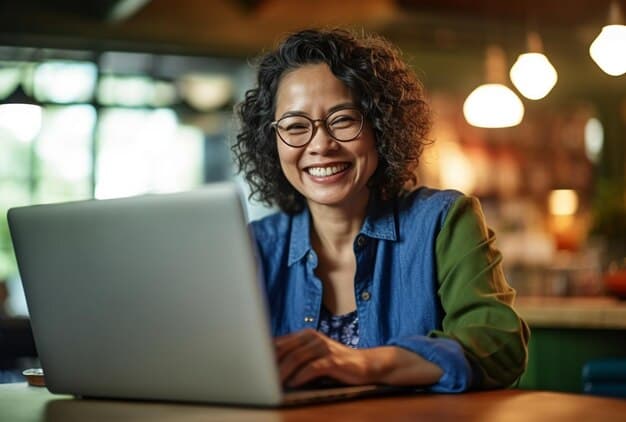 Empreendedora sorrindo enquanto trabalha no notebook